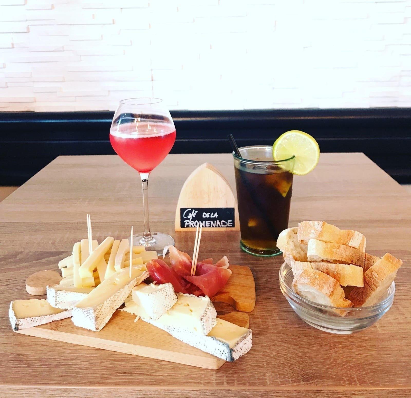 <span class="translation_missing" title="translation missing: en.meta.location_title, location_name: Café de la promenade, city: Le Pouliguen">Location Title</span>