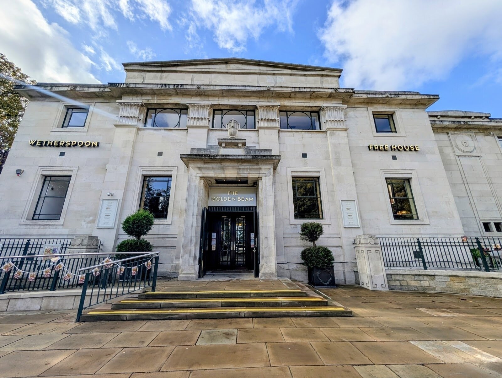 <span class="translation_missing" title="translation missing: en.meta.location_title, location_name: The Golden Beam - JD Wetherspoon, city: Leeds">Location Title</span>