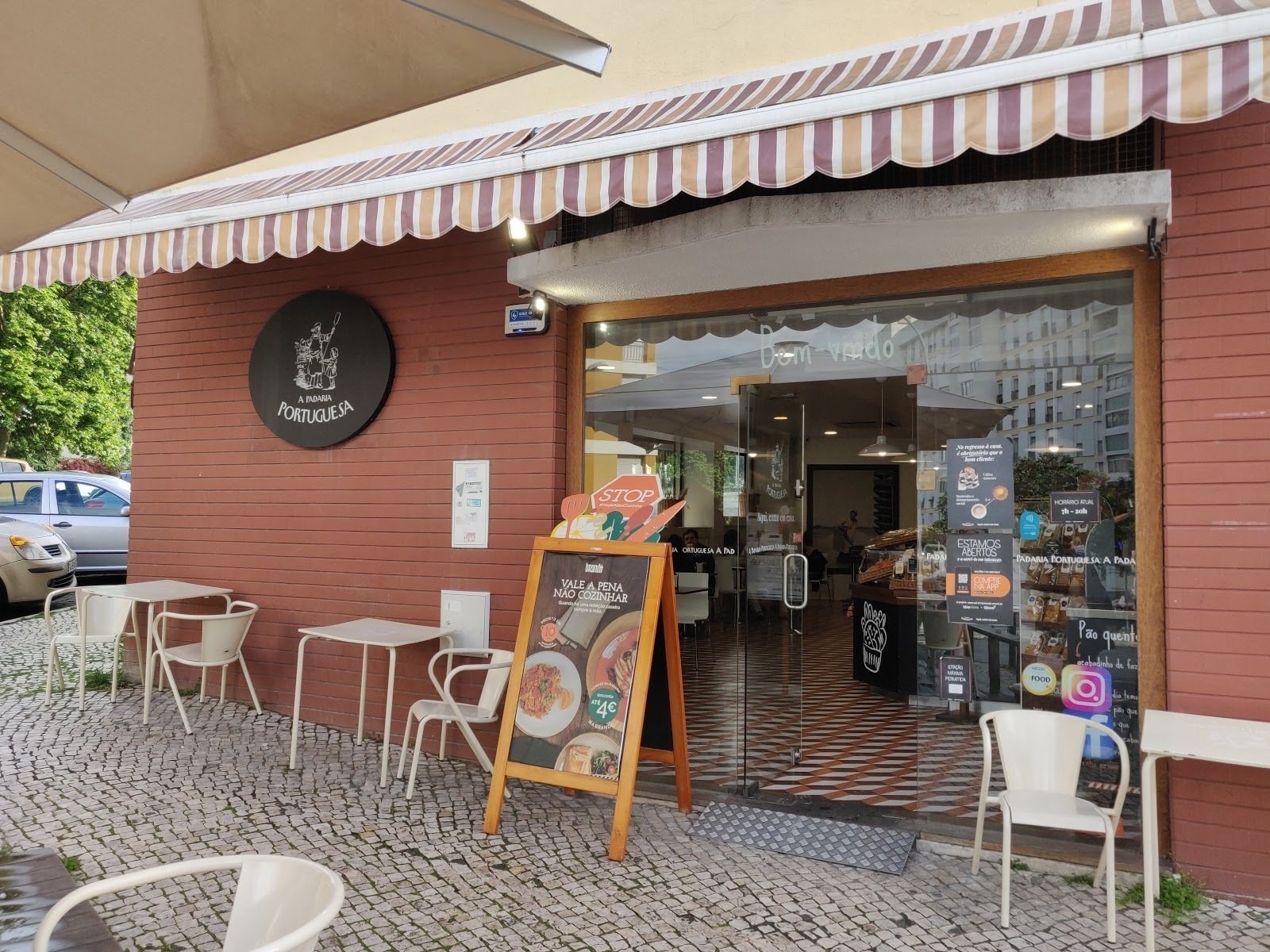 <span class="translation_missing" title="translation missing: en.meta.location_title, location_name: A Padaria Portuguesa @ R. Dom Aleixo Corte-Real, city: Lisbon">Location Title</span>