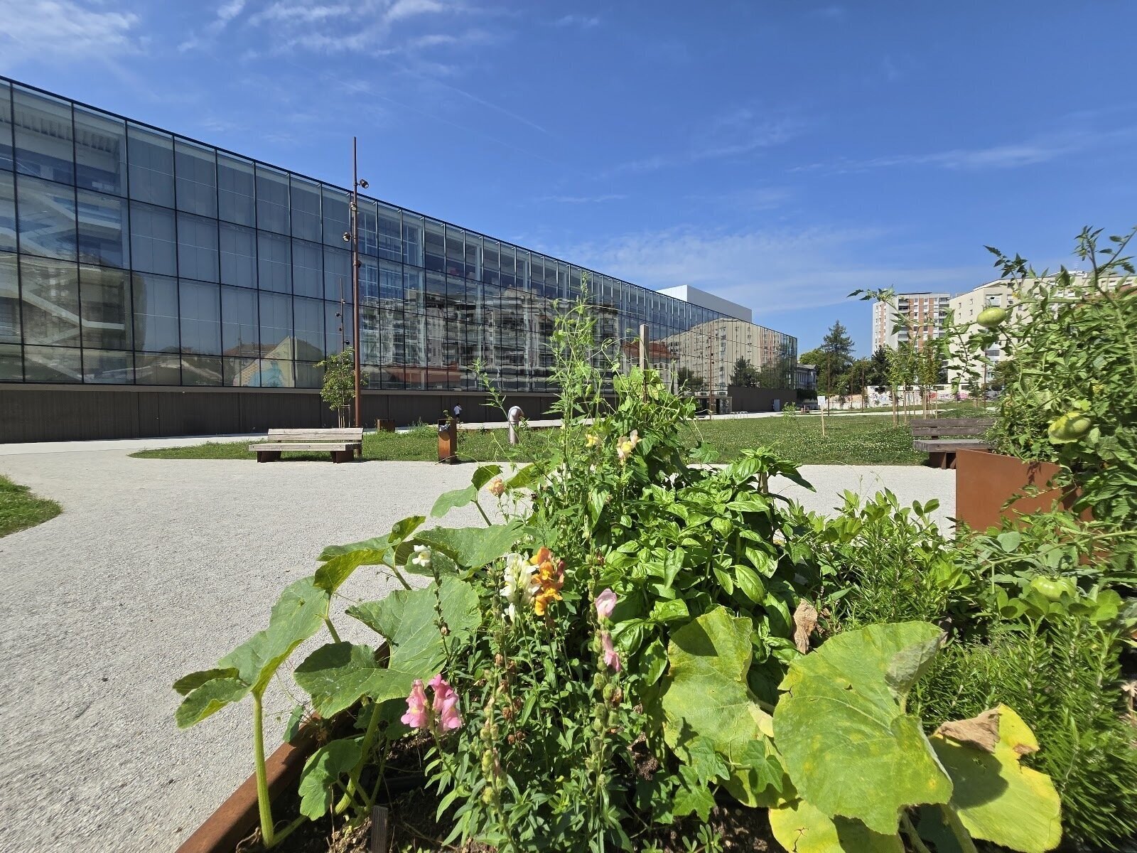<span class="translation_missing" title="translation missing: en.meta.location_title, location_name: Center Rog, city: Ljubljana">Location Title</span>