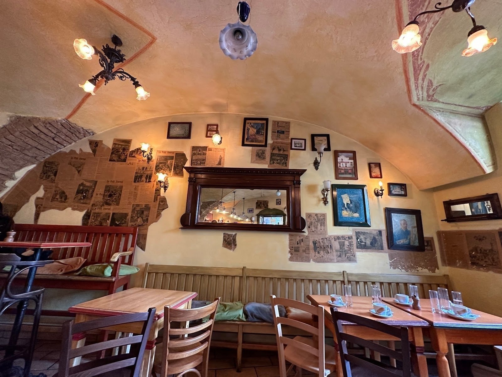 <span class="translation_missing" title="translation missing: en.meta.location_title, location_name: Le Petit Cafe, city: Ljubljana">Location Title</span>
