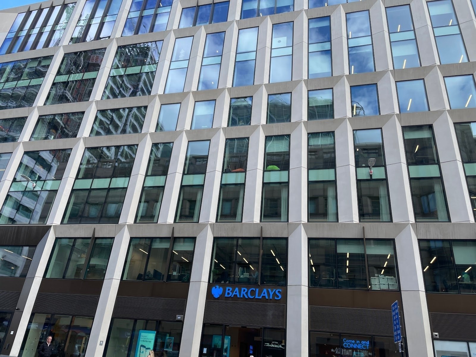 <span class="translation_missing" title="translation missing: en.meta.location_title, location_name: Barclays Bank @ 120 Moorgate, city: London">Location Title</span>