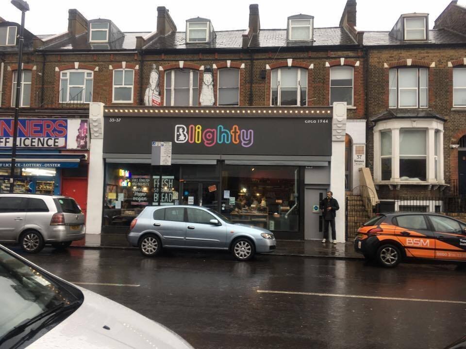 <span class="translation_missing" title="translation missing: en.meta.location_title, location_name: Blighty, city: London">Location Title</span>