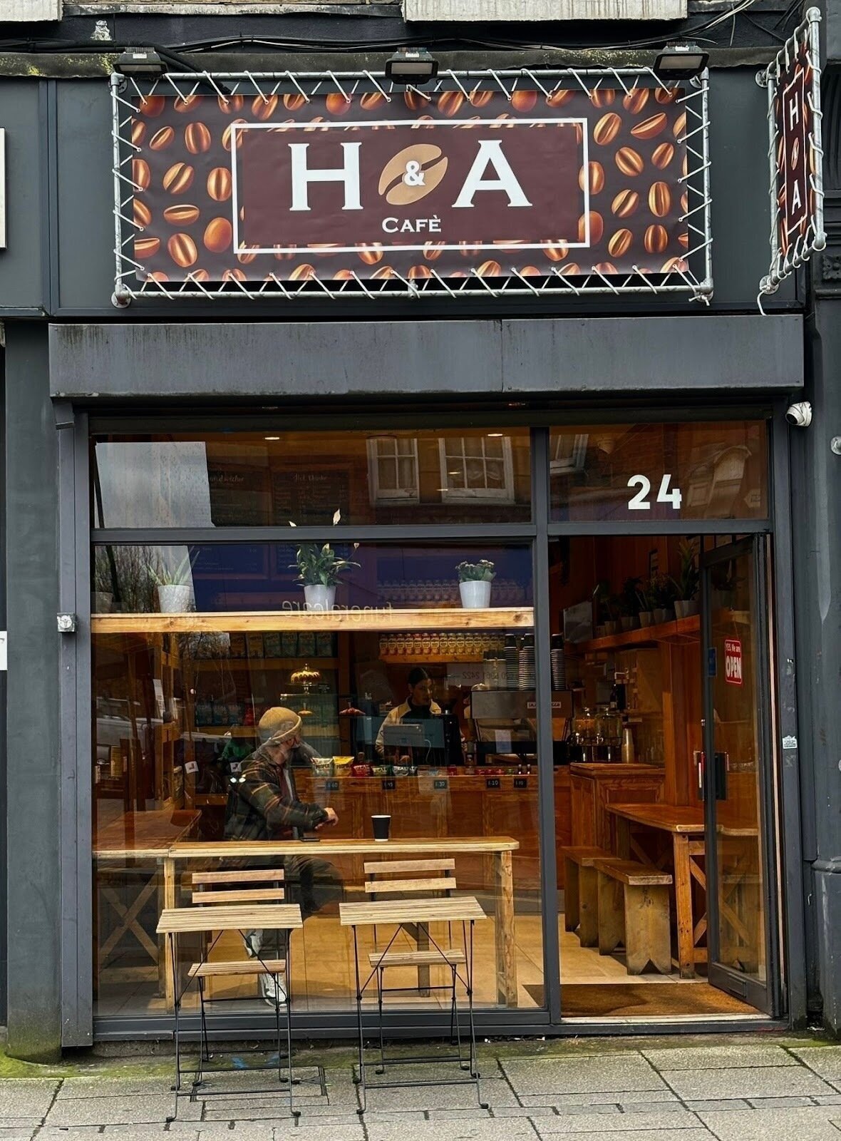 <span class="translation_missing" title="translation missing: en.meta.location_title, location_name: H&amp;A Cafe, city: London">Location Title</span>