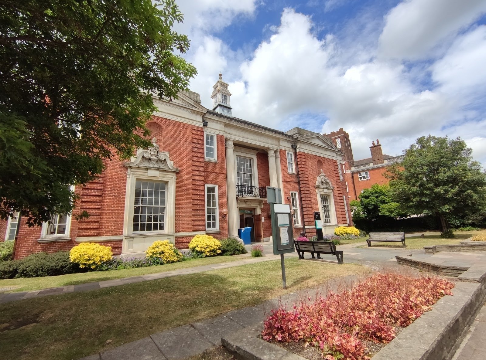 <span class="translation_missing" title="translation missing: en.meta.location_title, location_name: Hendon Library, city: London">Location Title</span>