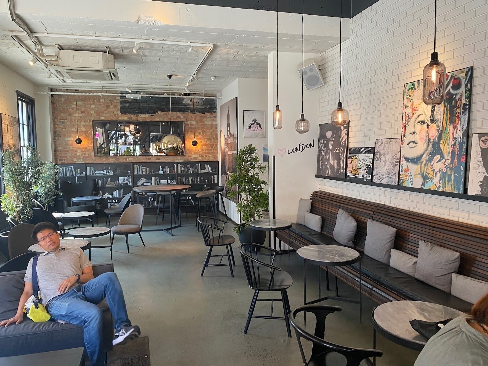 <span class="translation_missing" title="translation missing: en.meta.location_title, location_name: Joe &amp; The Juice @ 105 Baker St, city: London">Location Title</span>