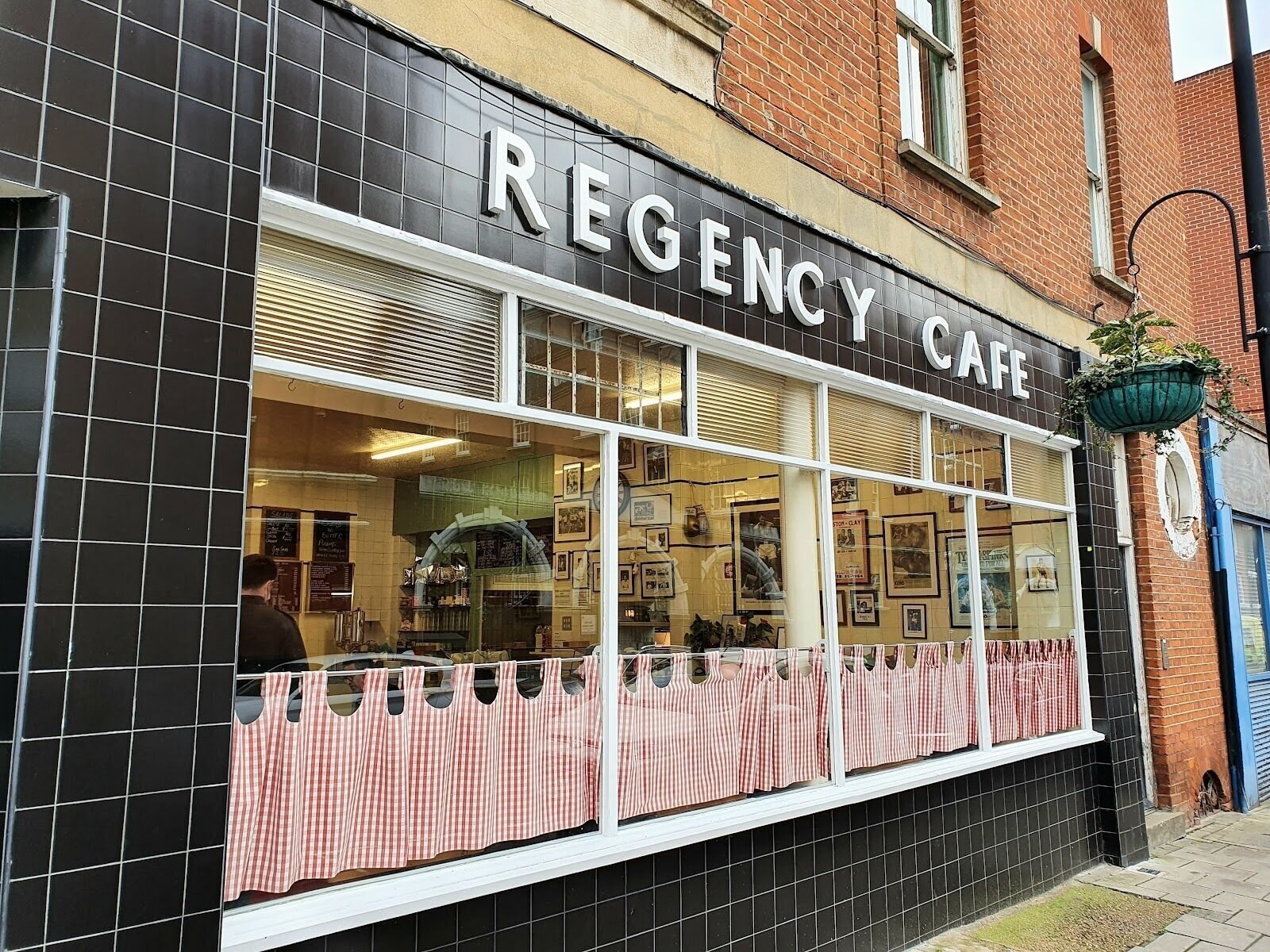 <span class="translation_missing" title="translation missing: en.meta.location_title, location_name: Regency Cafe, city: London">Location Title</span>