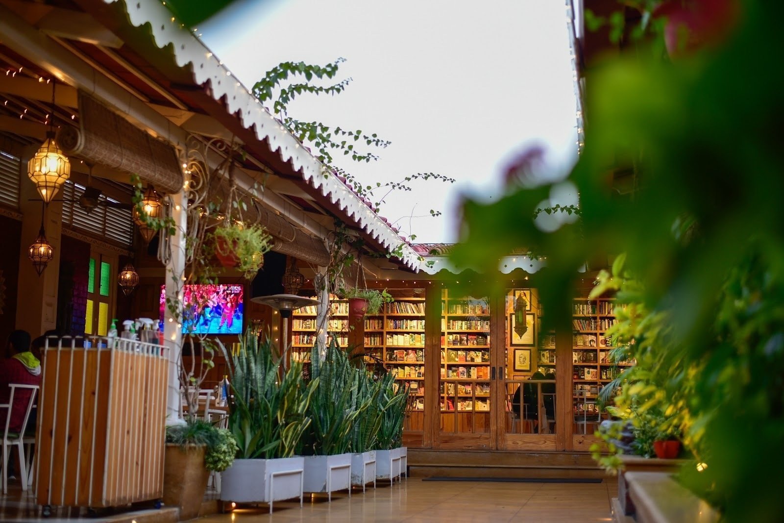 <span class="translation_missing" title="translation missing: en.meta.location_title, location_name: Cafe Repertwahr, city: Lucknow">Location Title</span>