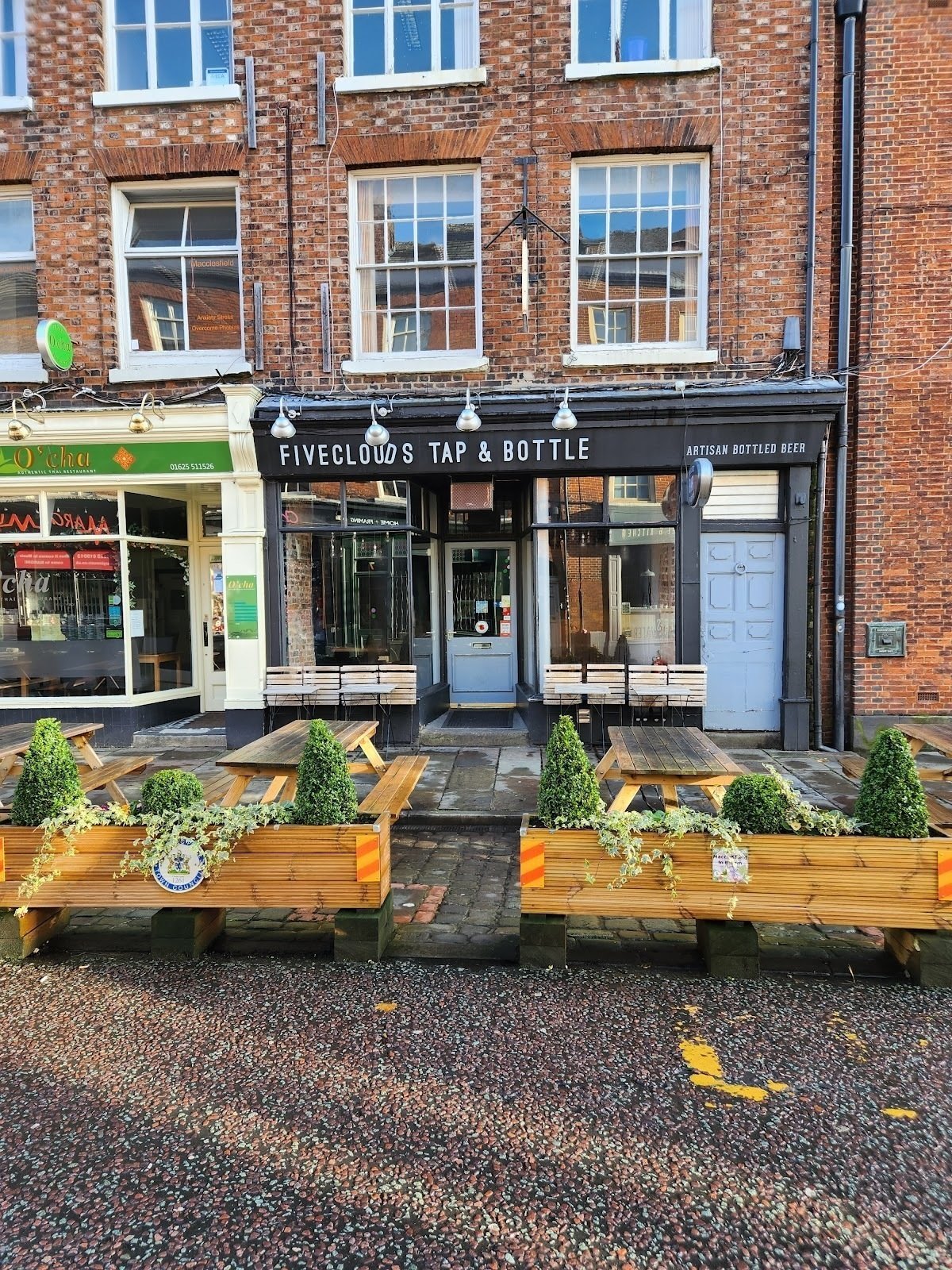 <span class="translation_missing" title="translation missing: en.meta.location_title, location_name: Five Clouds Tap and Bottle, city: Macclesfield">Location Title</span>