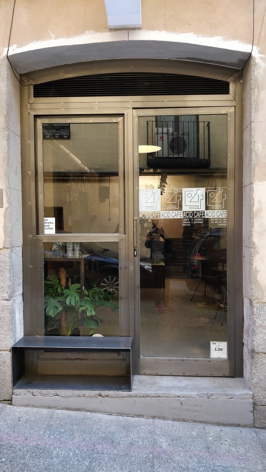 <span class="translation_missing" title="translation missing: en.meta.location_title, location_name: ACID Café, city: Madrid">Location Title</span>