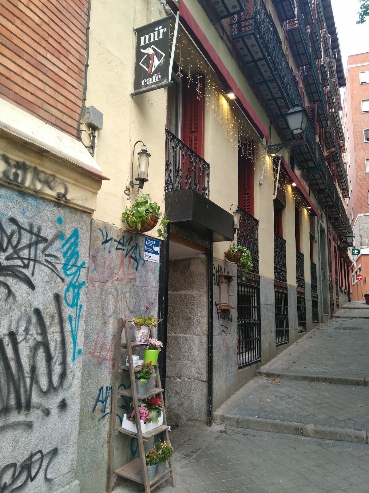 <span class="translation_missing" title="translation missing: en.meta.location_title, location_name: MÜR Café, city: Madrid">Location Title</span>