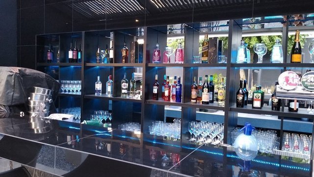 Theos café, bar y crypto