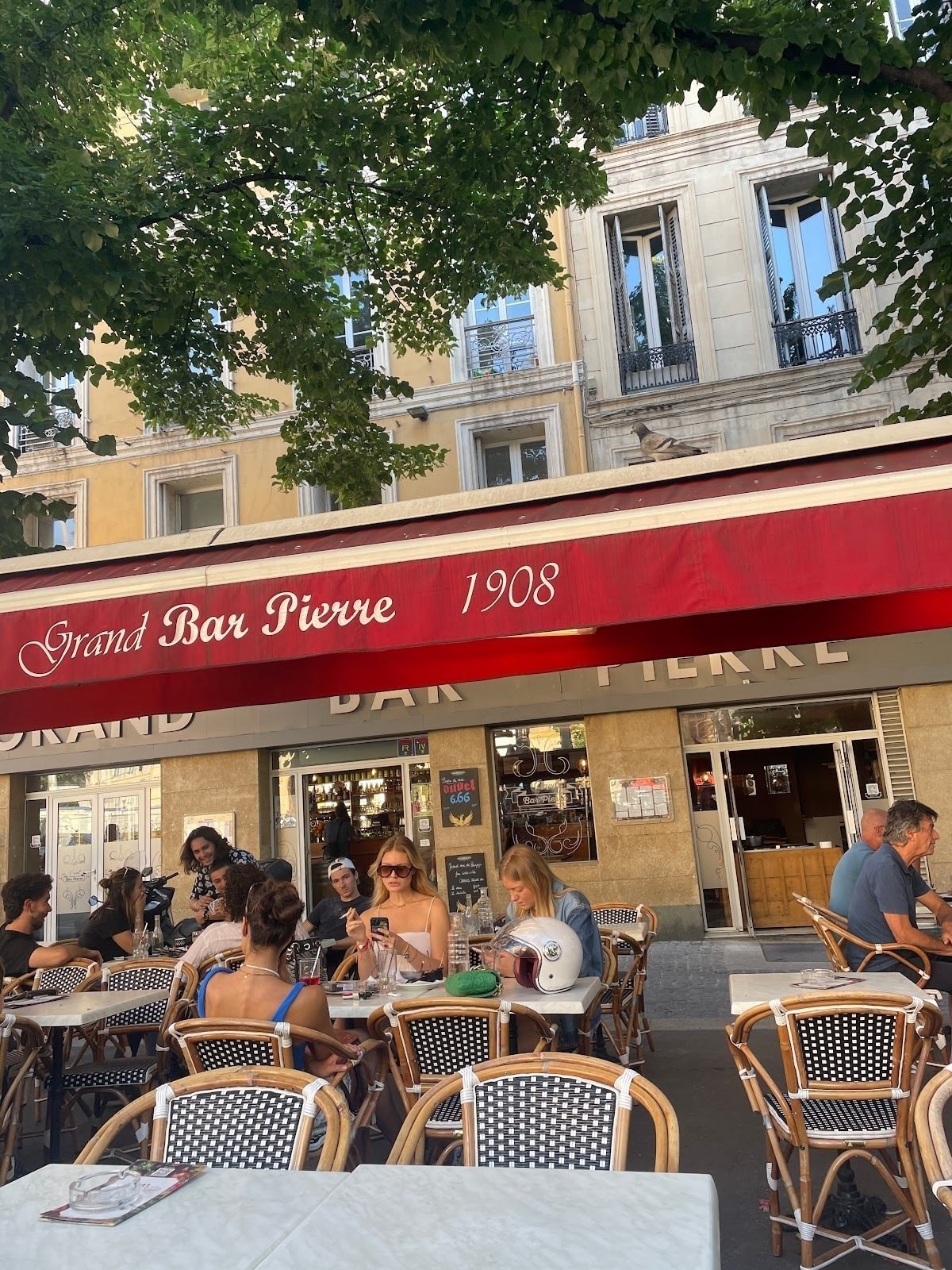 <span class="translation_missing" title="translation missing: en.meta.location_title, location_name: Grand Bar Pierre, city: Marseille">Location Title</span>
