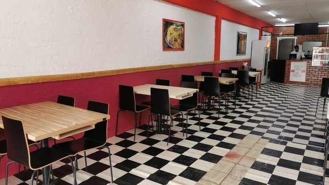 Mama Rich Café & Restaurant