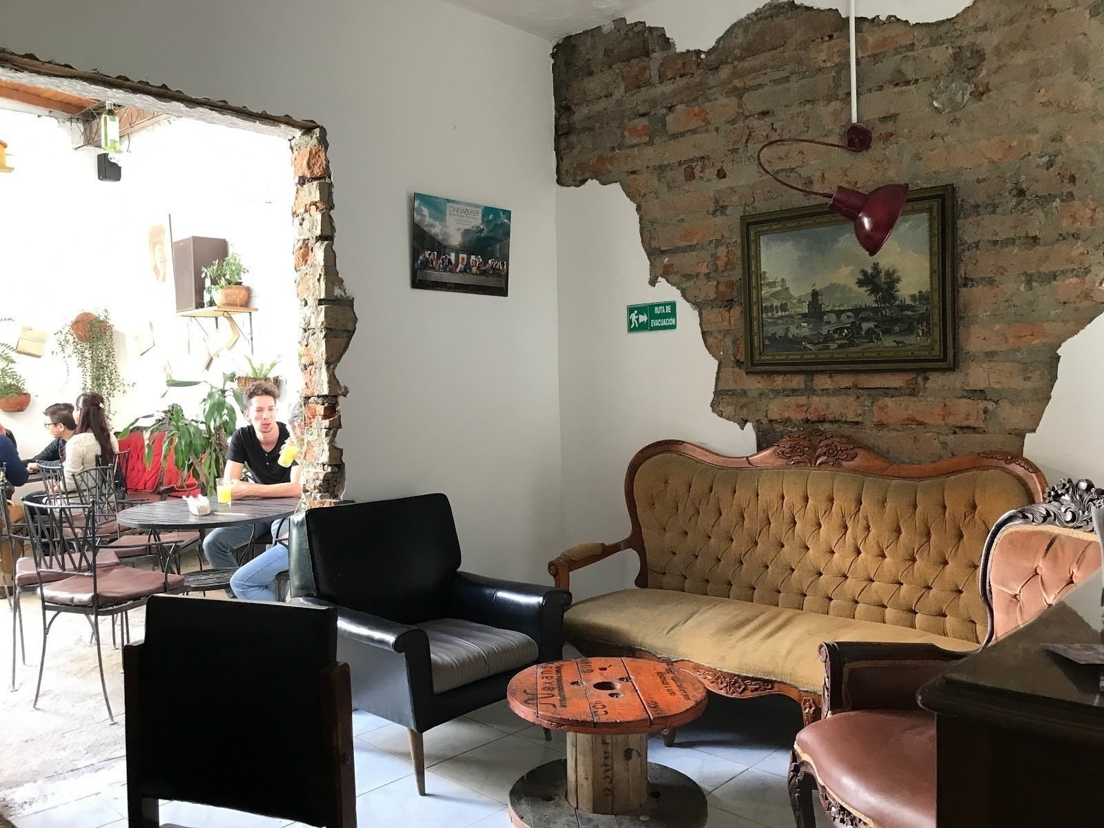 <span class="translation_missing" title="translation missing: en.meta.location_title, location_name: Cafe Zeppelin, city: Medellin">Location Title</span>
