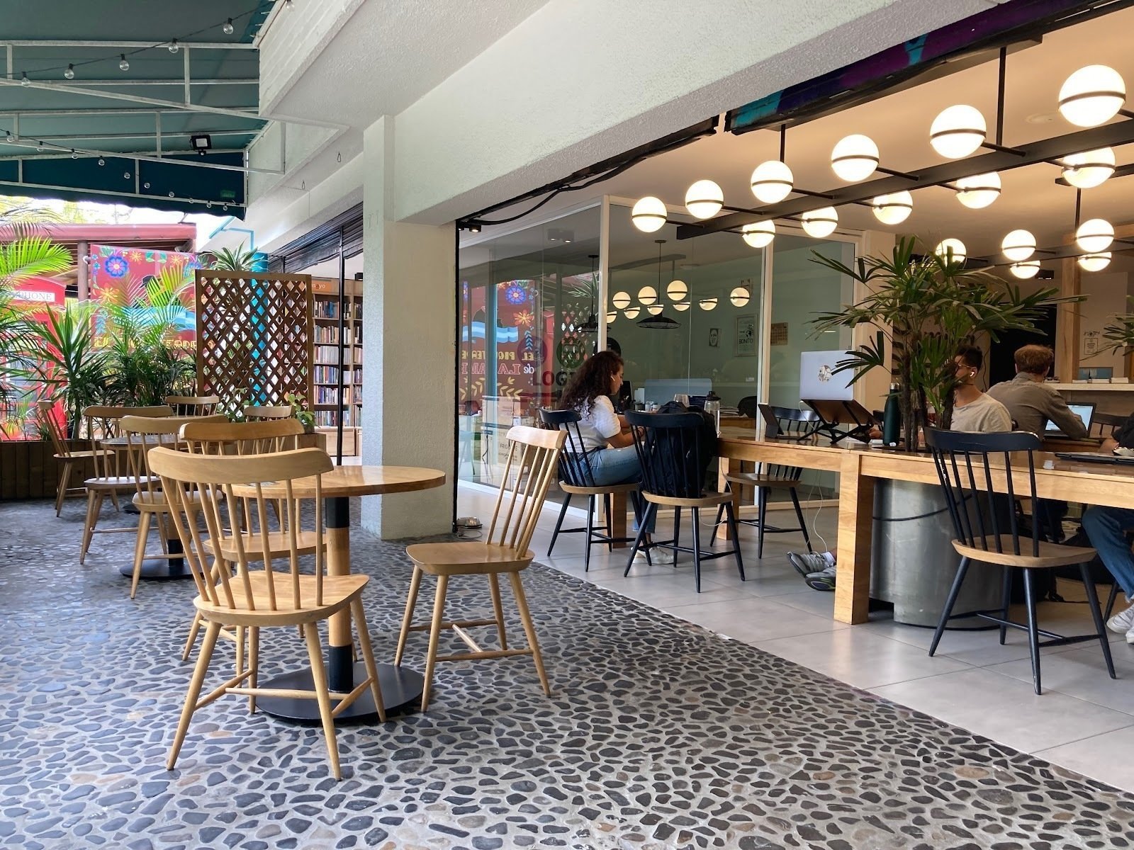 <span class="translation_missing" title="translation missing: en.meta.location_title, location_name: Semilla Café Coworking, city: Medellin">Location Title</span>