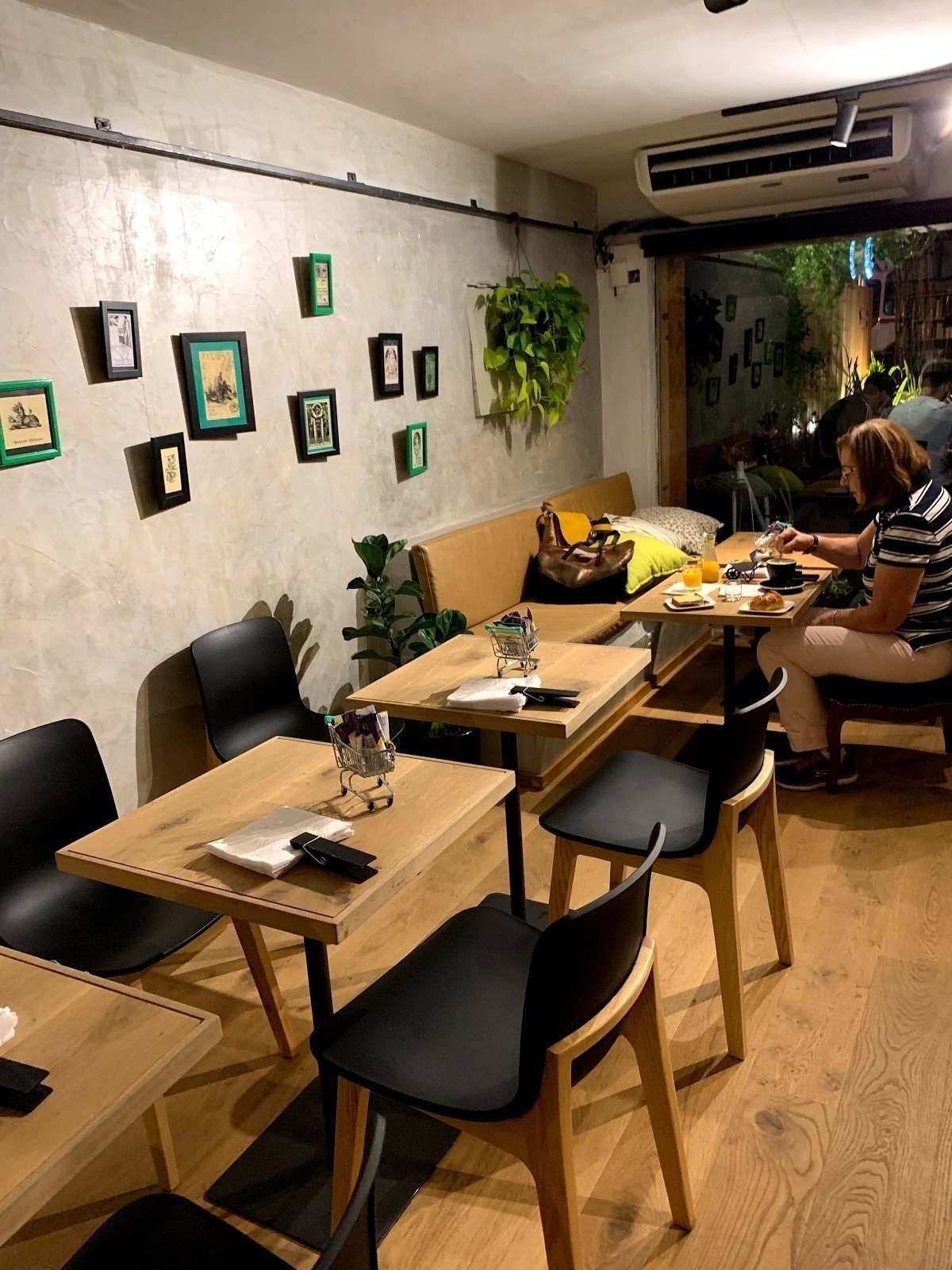 <span class="translation_missing" title="translation missing: en.meta.location_title, location_name: Café La Latina, city: Montevideo">Location Title</span>