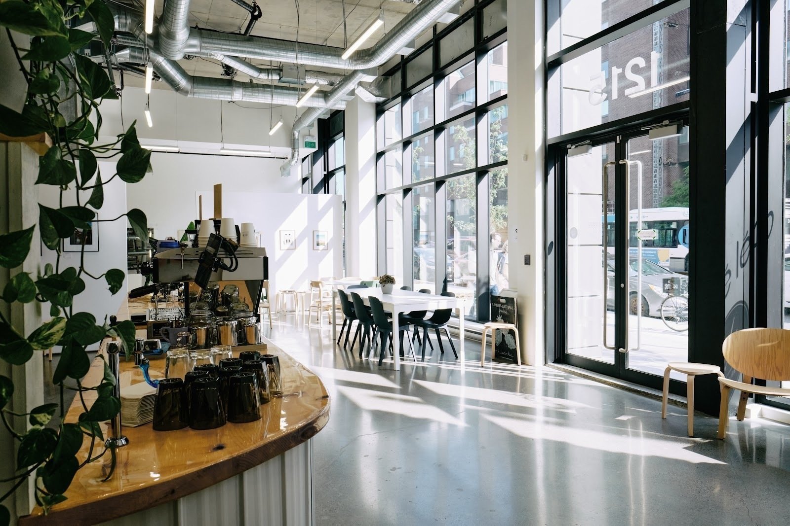 <span class="translation_missing" title="translation missing: en.meta.location_title, location_name: café léo, city: Montreal">Location Title</span>
