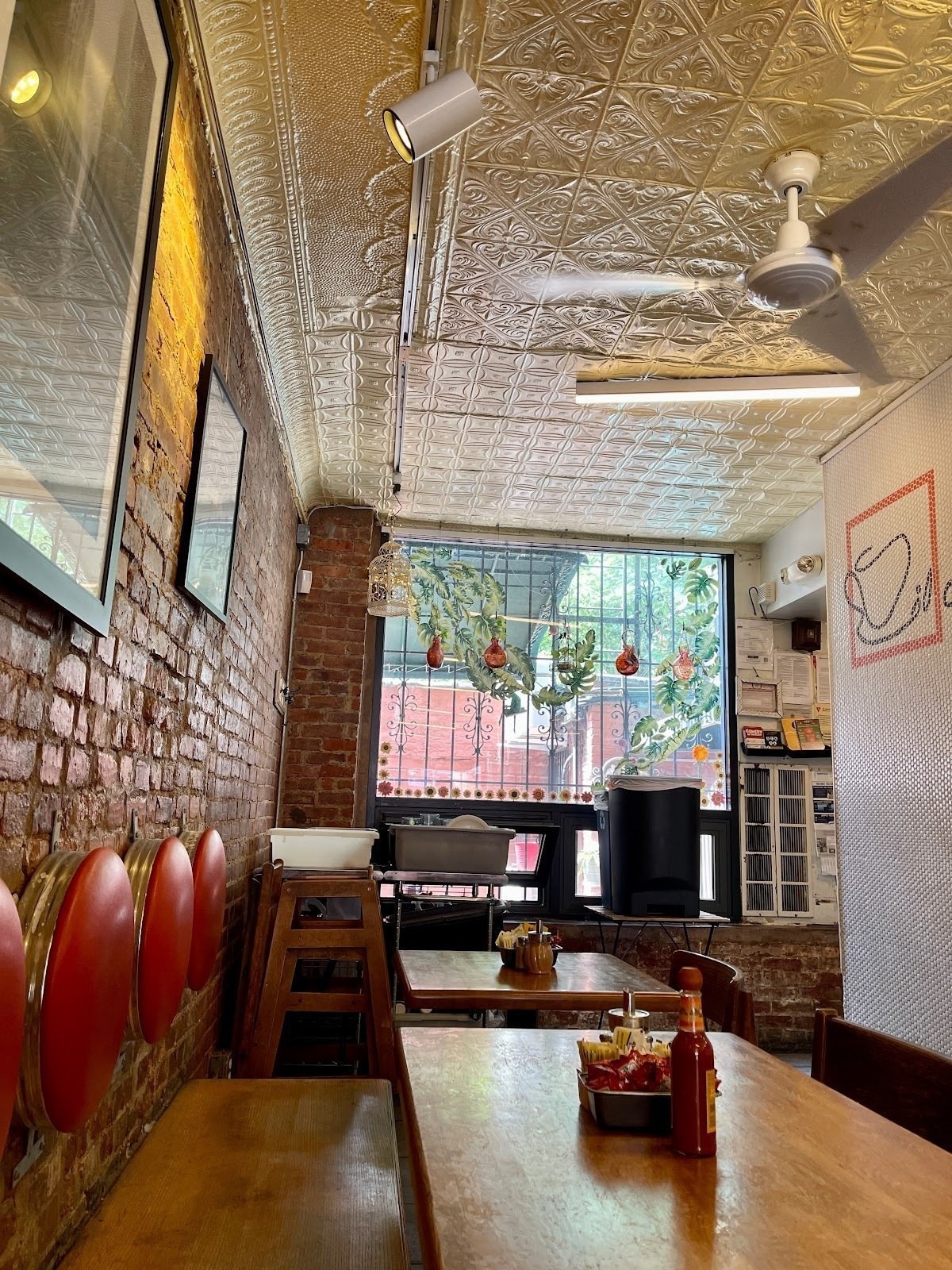 <span class="translation_missing" title="translation missing: en.meta.location_title, location_name: Il Caffe Latte, city: New York">Location Title</span>