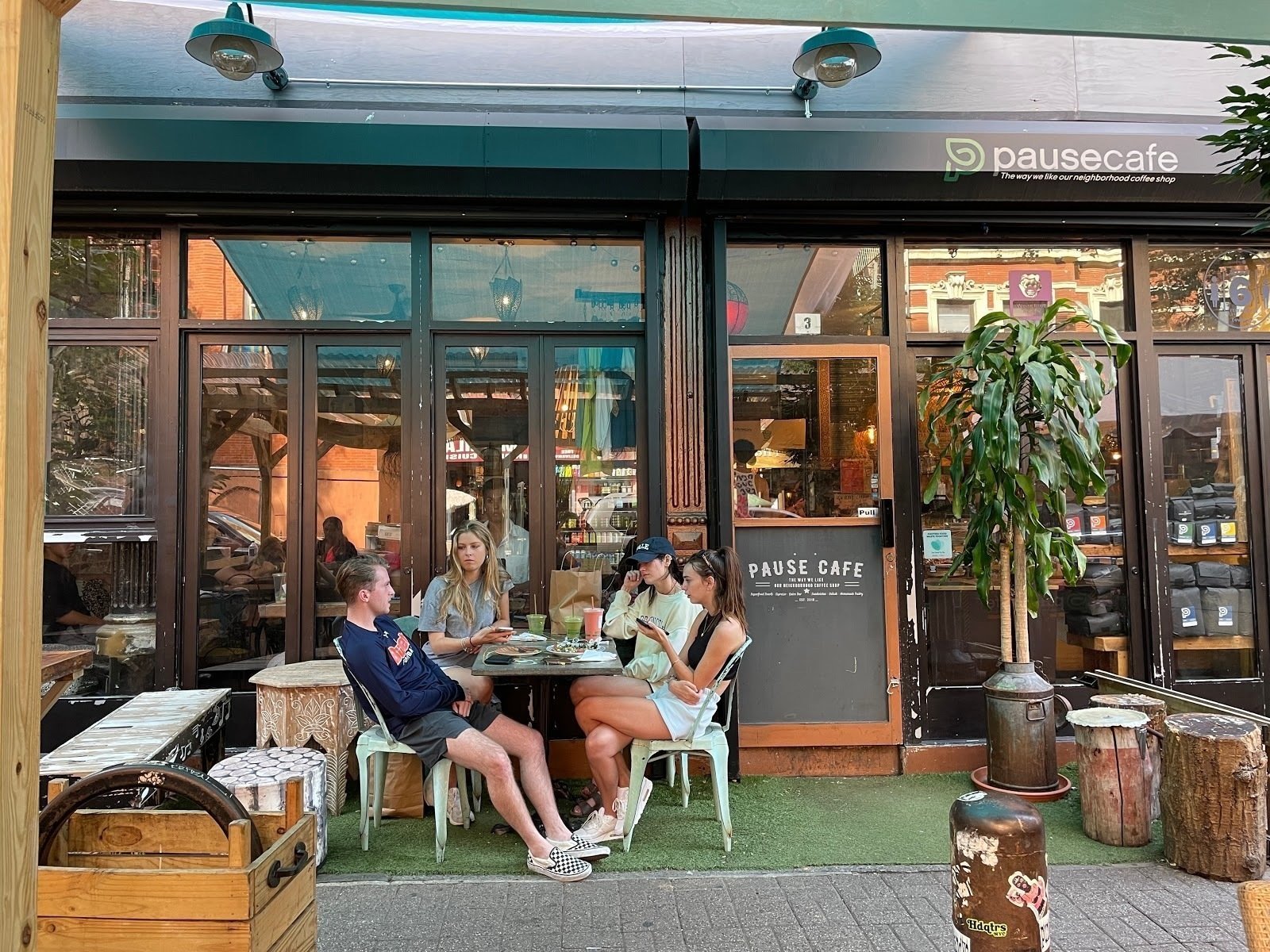 <span class="translation_missing" title="translation missing: en.meta.location_title, location_name: Pause Cafe, city: New York">Location Title</span>