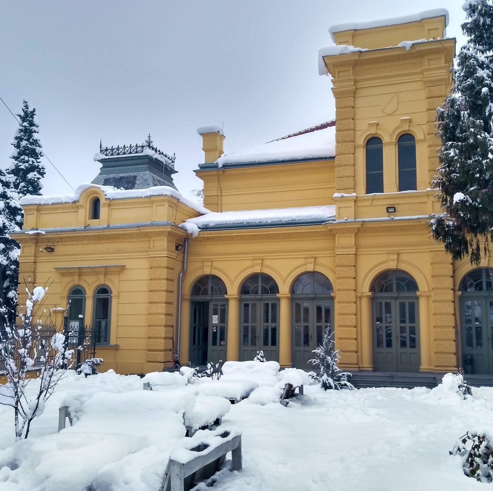 <span class="translation_missing" title="translation missing: en.meta.location_title, location_name: Kulturna stanica Eđšeg, city: Novi Sad">Location Title</span>