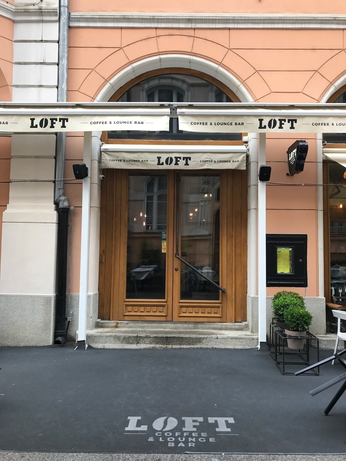 <span class="translation_missing" title="translation missing: en.meta.location_title, location_name: Loft, Coffee &amp; Lounge Bar, city: Novi Sad">Location Title</span>