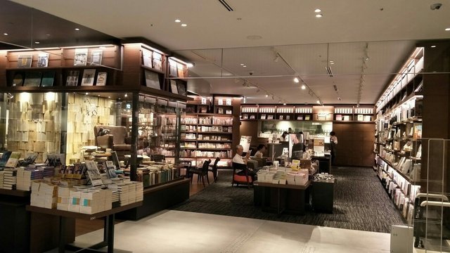 TSUTAYA BOOK STORE 梅田MeRISE