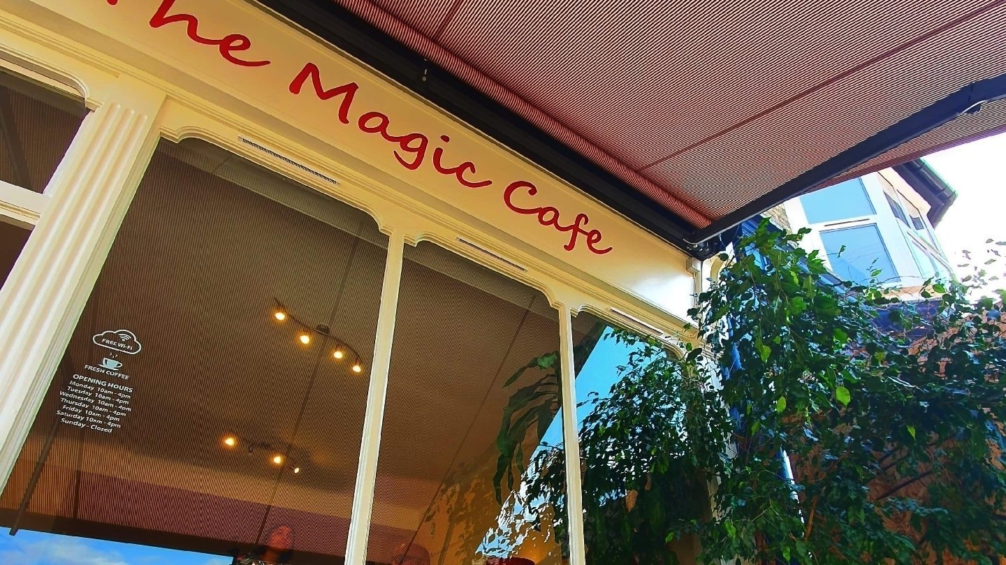 <span class="translation_missing" title="translation missing: en.meta.location_title, location_name: The Magic Café, city: Oxford">Location Title</span>