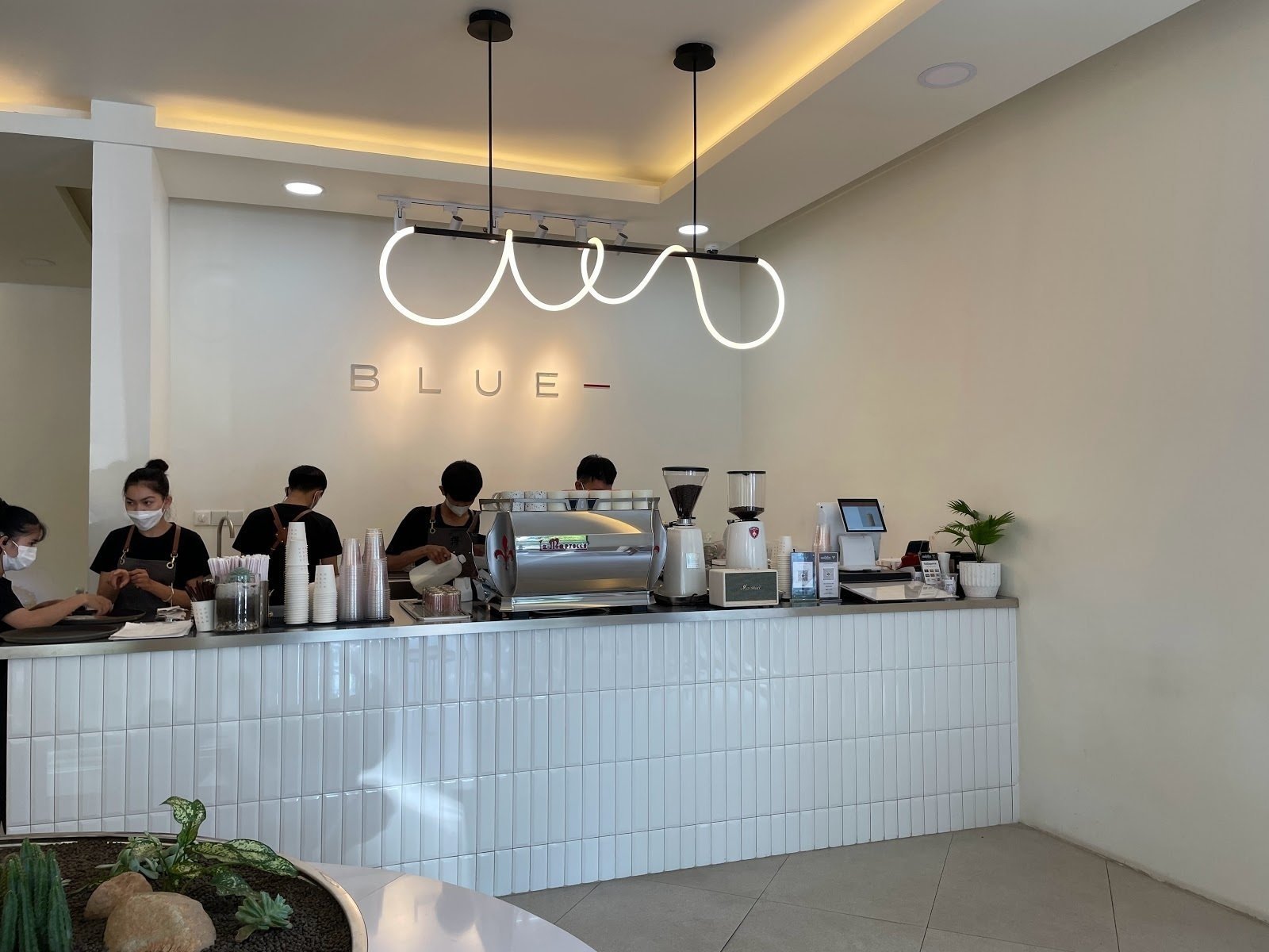 <span class="translation_missing" title="translation missing: en.meta.location_title, location_name: Blue Espresso Bar, city: Phnom Penh">Location Title</span>