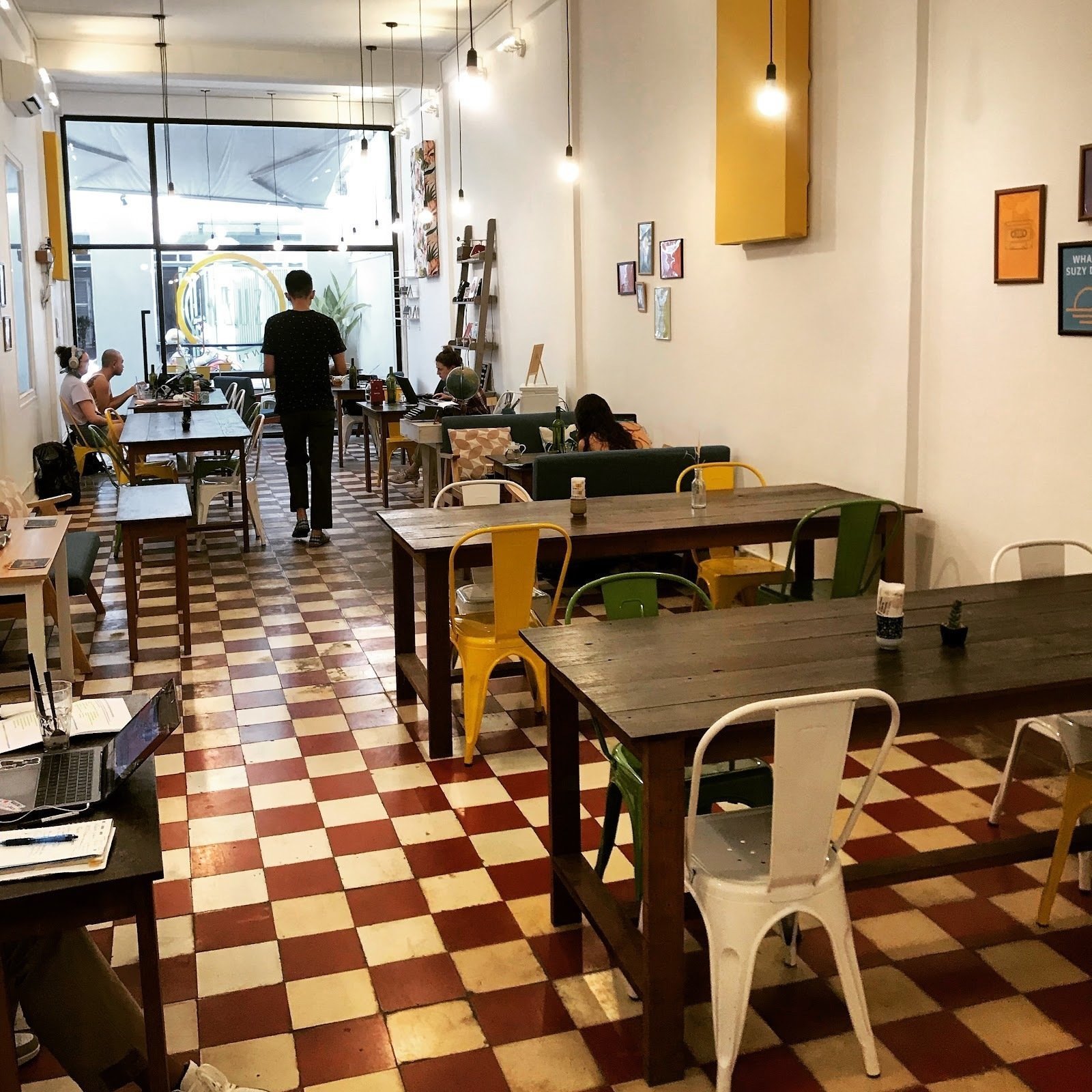 <span class="translation_missing" title="translation missing: en.meta.location_title, location_name: Suzy - Time Café, city: Phnom Penh">Location Title</span>