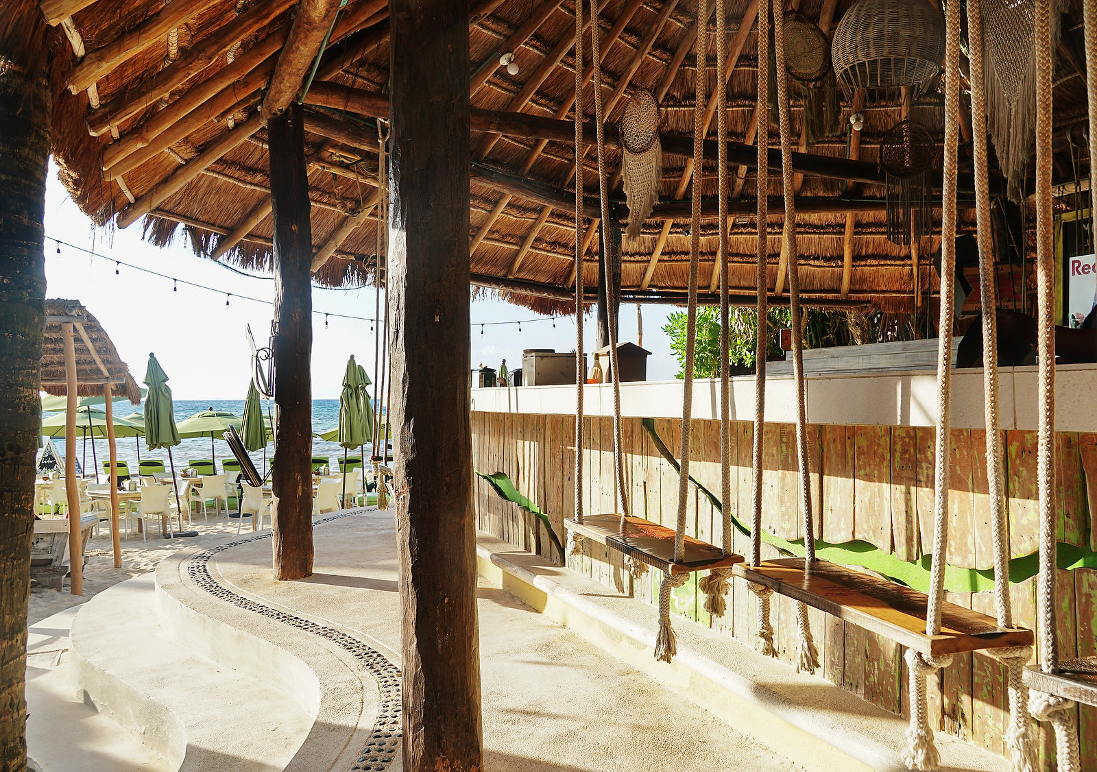 <span class="translation_missing" title="translation missing: en.meta.location_title, location_name: Lido Beach Club Restaurant, city: Playa del Carmen">Location Title</span>