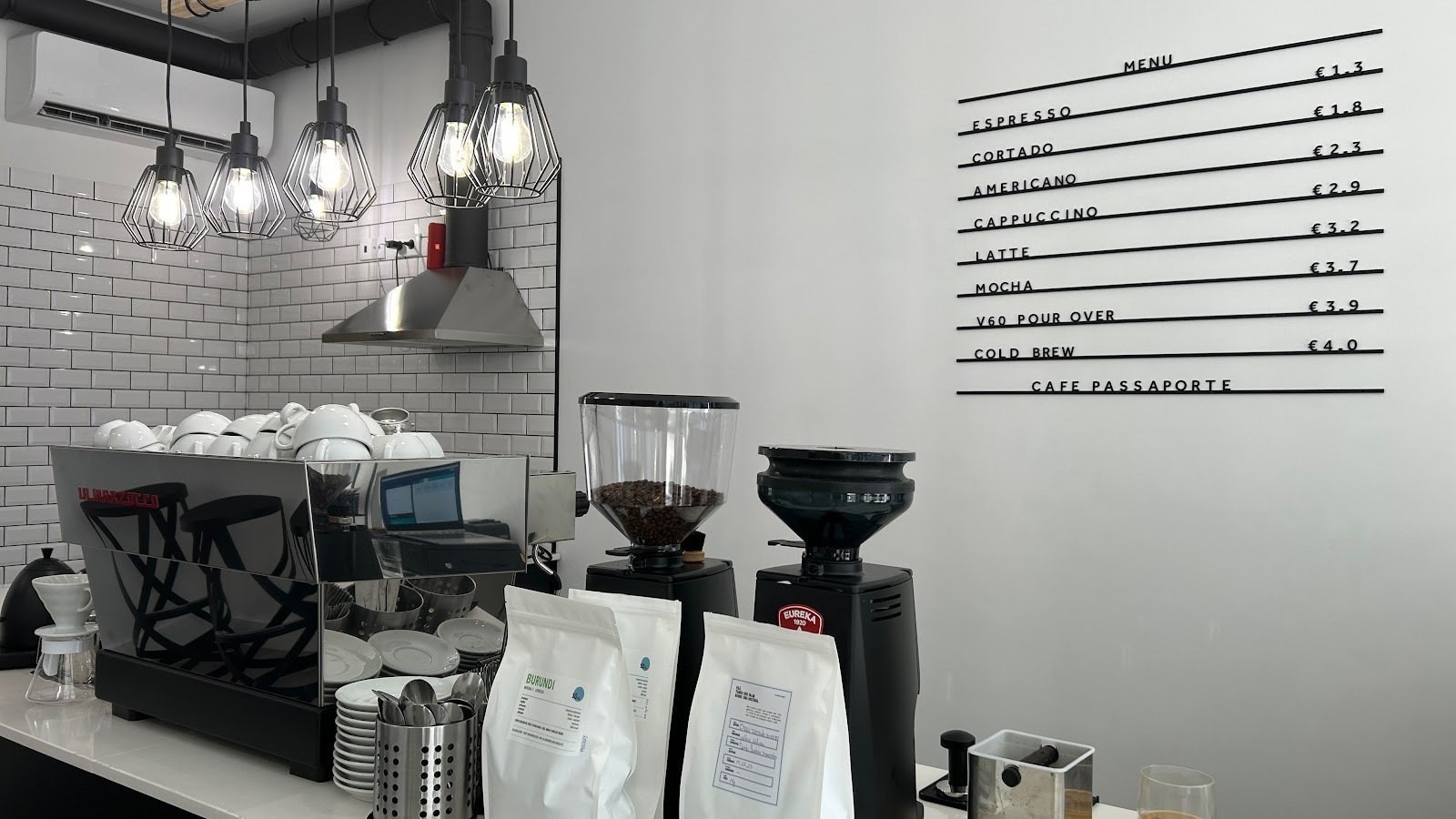 <span class="translation_missing" title="translation missing: en.meta.location_title, location_name: Café Passaporte, city: Porto">Location Title</span>