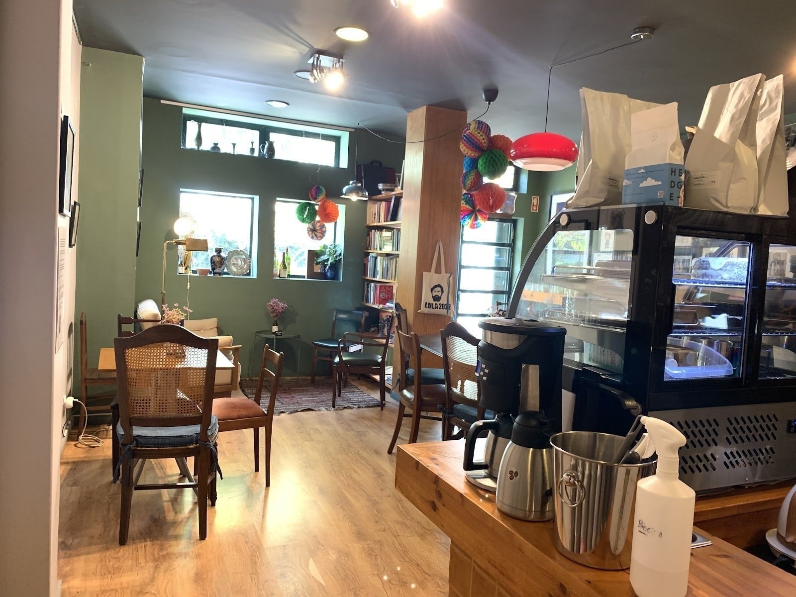 <span class="translation_missing" title="translation missing: en.meta.location_title, location_name: Dona Mira - Café, Bar e Cultura, city: Porto">Location Title</span>