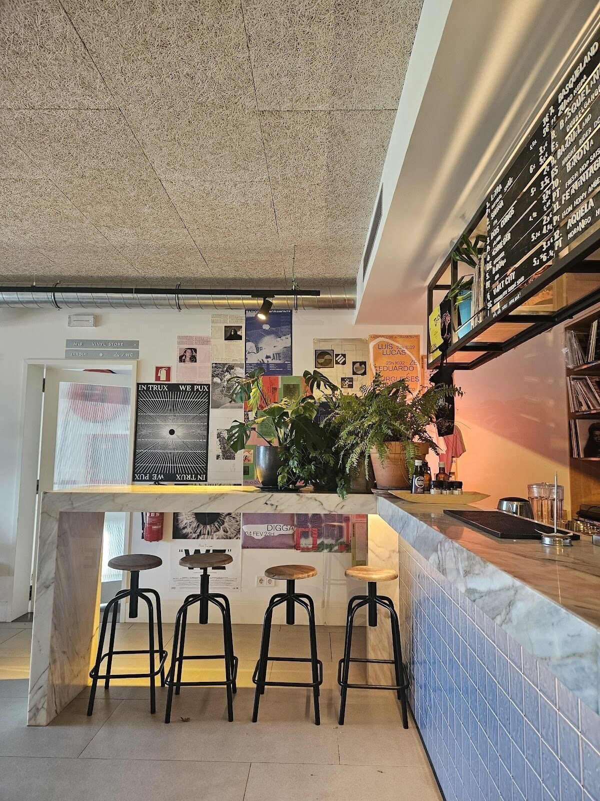 <span class="translation_missing" title="translation missing: en.meta.location_title, location_name: RCA - Radioclube Agramonte, city: Porto">Location Title</span>