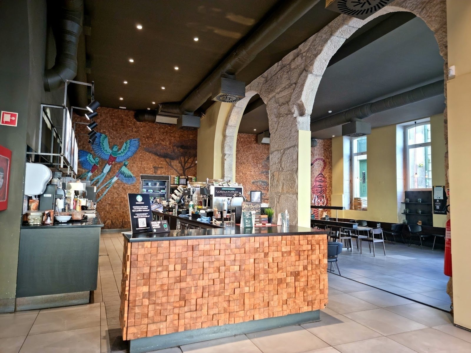 <span class="translation_missing" title="translation missing: en.meta.location_title, location_name: Starbucks @ R. de Mouzinho da Silveira, city: Porto">Location Title</span>