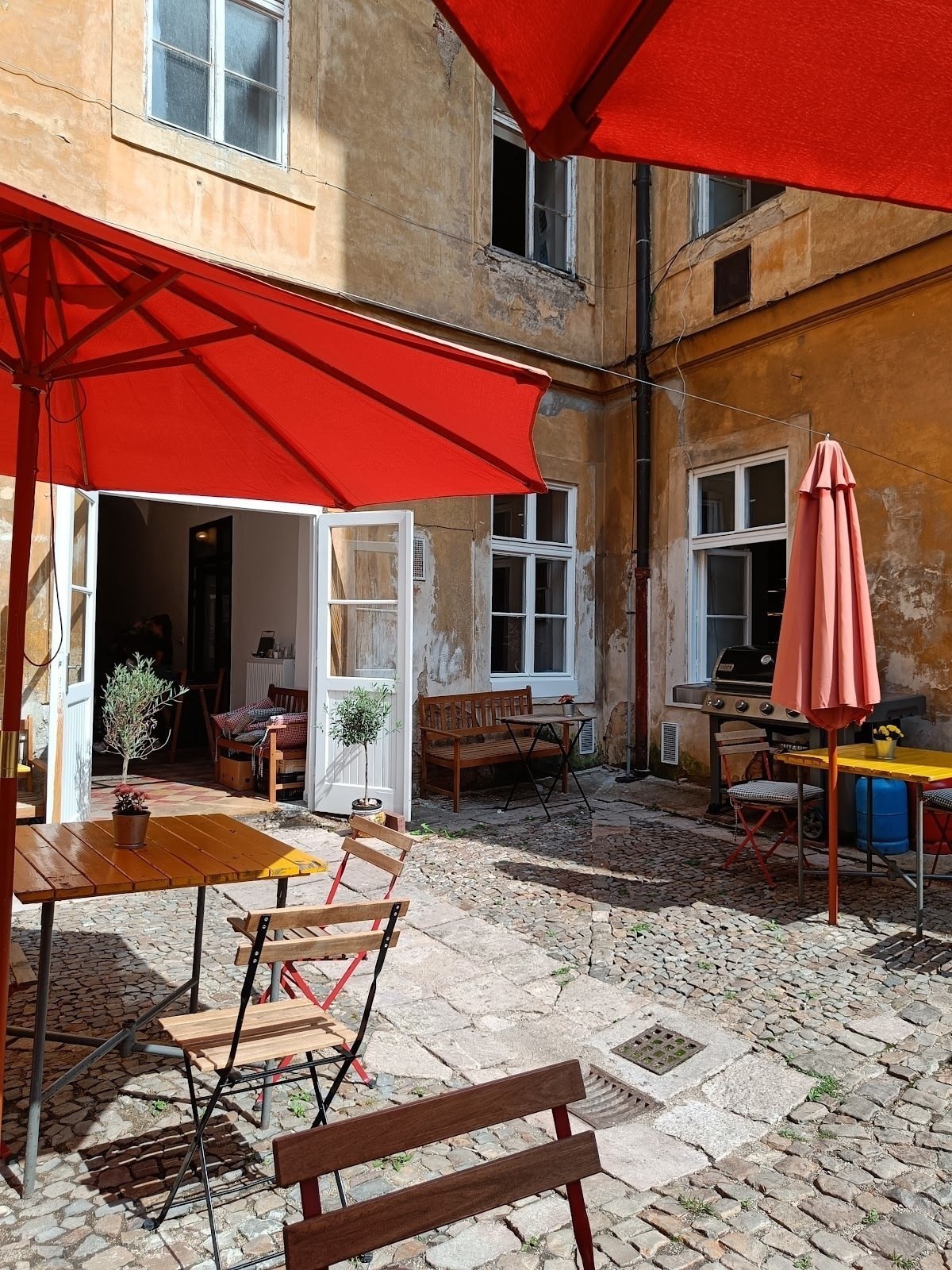 <span class="translation_missing" title="translation missing: en.meta.location_title, location_name: Kafe &amp; Hrnky, city: Prague">Location Title</span>