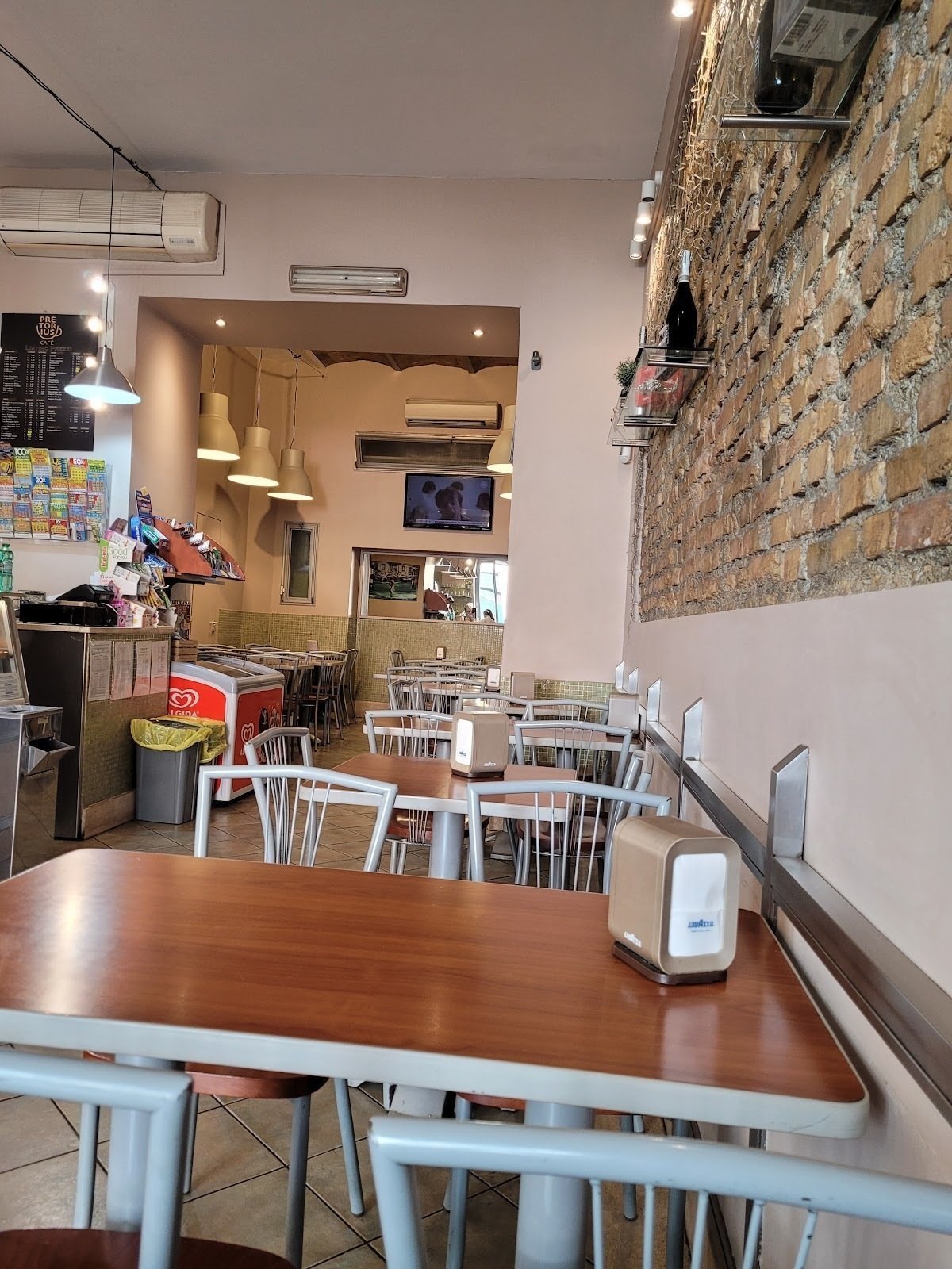 <span class="translation_missing" title="translation missing: en.meta.location_title, location_name: Pretorius Cafe, city: Rome">Location Title</span>