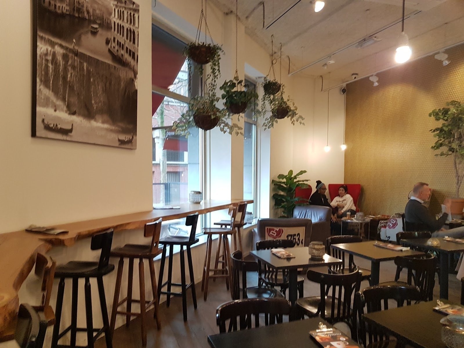 <span class="translation_missing" title="translation missing: en.meta.location_title, location_name: Douwe Egberts Café, city: Rotterdam">Location Title</span>