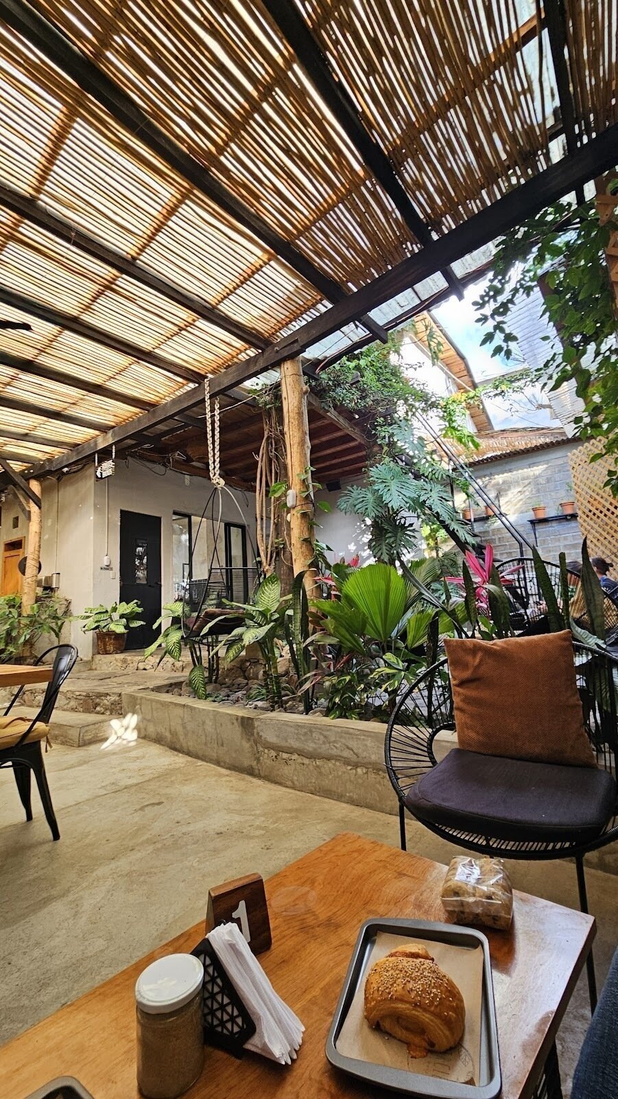 <span class="translation_missing" title="translation missing: en.meta.location_title, location_name: Circles Cafe &amp; Bakery, city: San Marcos La Laguna">Location Title</span>