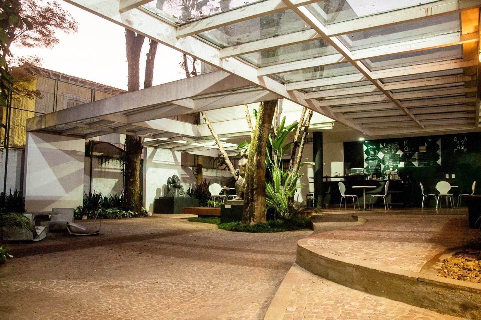 <span class="translation_missing" title="translation missing: en.meta.location_title, location_name: 1268 Café, city: São Paulo">Location Title</span>