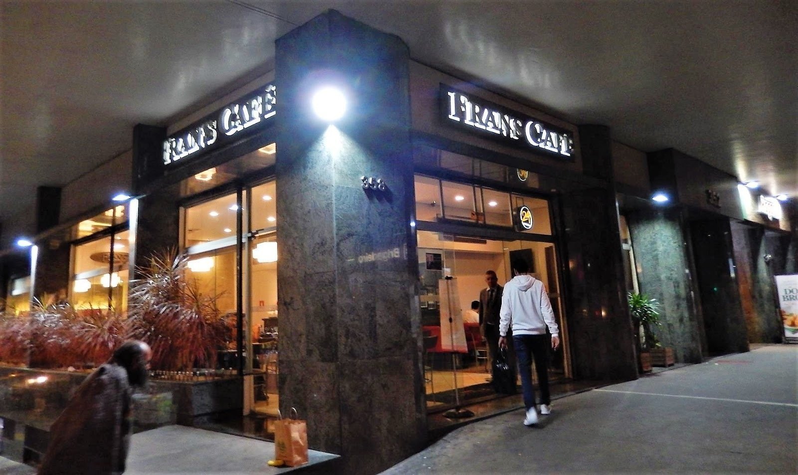 <span class="translation_missing" title="translation missing: en.meta.location_title, location_name: Fran&#39;s Café - Avenida Paulista, city: São Paulo">Location Title</span>