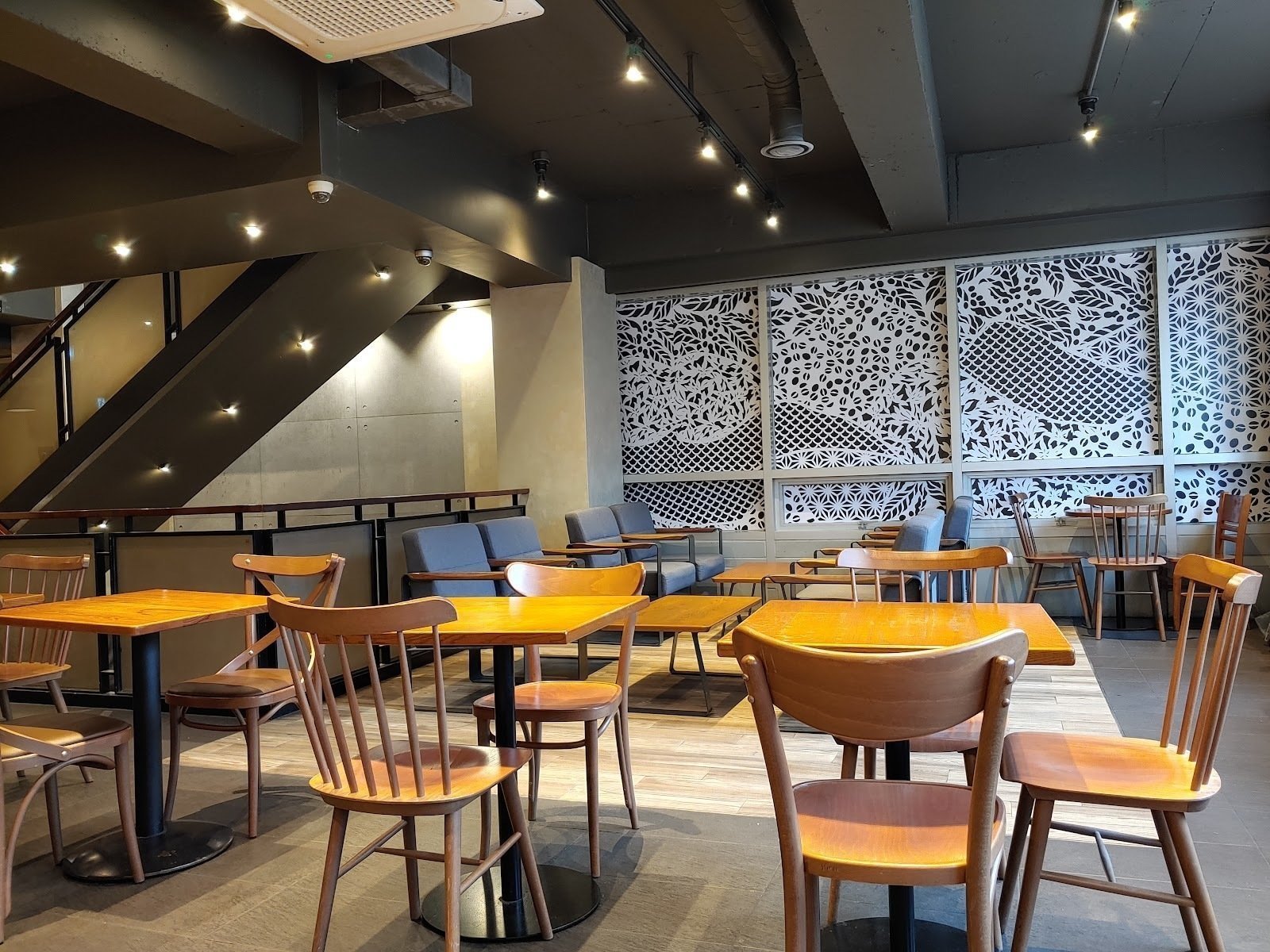 <span class="translation_missing" title="translation missing: en.meta.location_title, location_name: Starbucks @ 18-55 Chancheon-Dong, city: Seoul">Location Title</span>