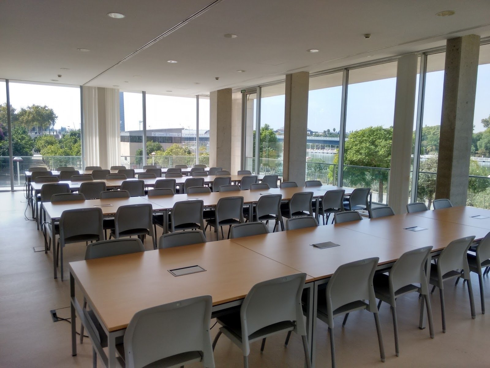 <span class="translation_missing" title="translation missing: en.meta.location_title, location_name: Felipe González Márquez Library, city: Seville">Location Title</span>