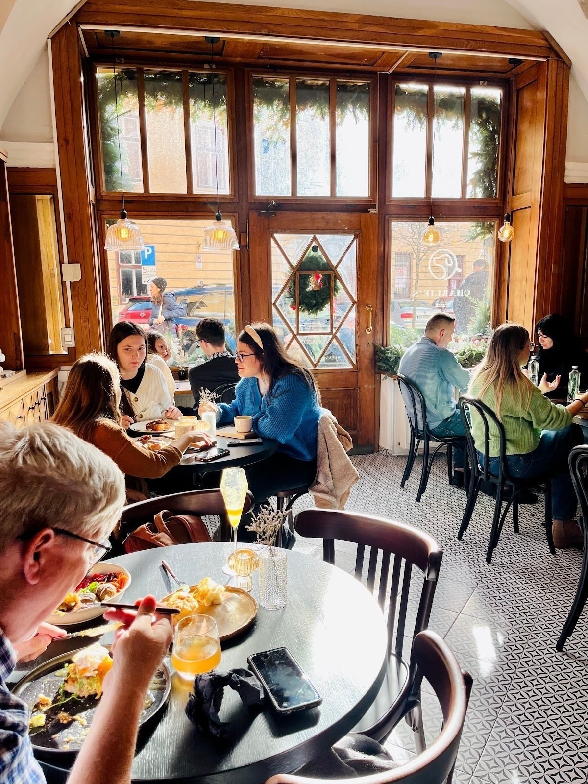 <span class="translation_missing" title="translation missing: en.meta.location_title, location_name: Charlie&#39;s Brunch &amp; Social Dinner, city: Sibiu">Location Title</span>