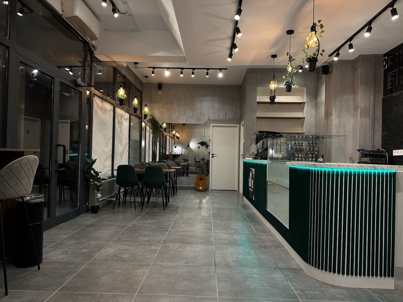 <span class="translation_missing" title="translation missing: en.meta.location_title, location_name: EROS coffee house, city: Sibiu">Location Title</span>