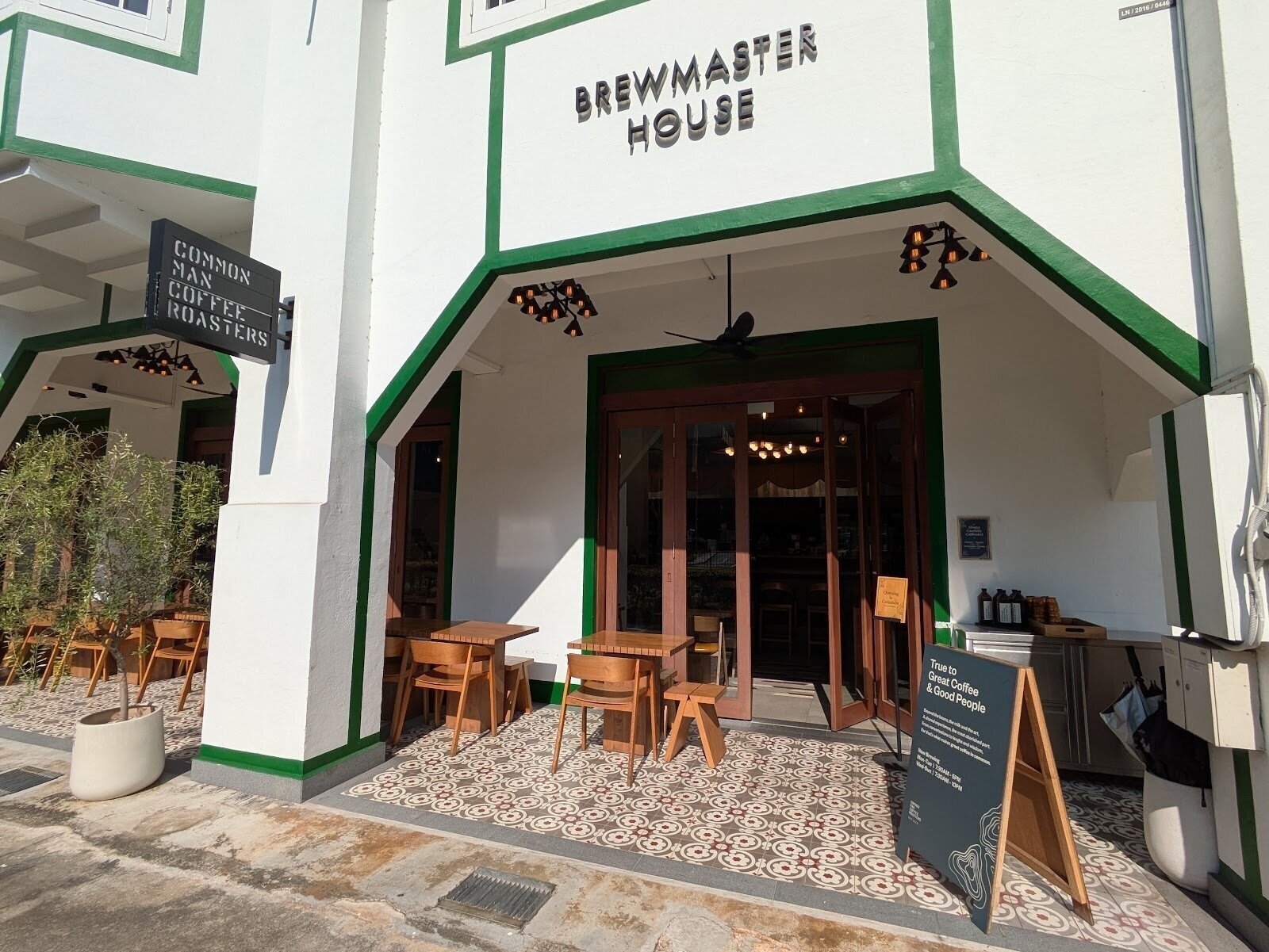 <span class="translation_missing" title="translation missing: en.meta.location_title, location_name: Common Man Coffee Roasters @ Alexandra Road, city: Singapore">Location Title</span>