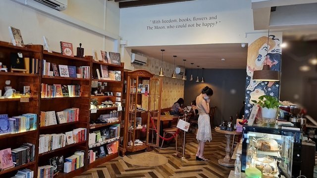 THE MOON - BOOKS, TEA & TAROT