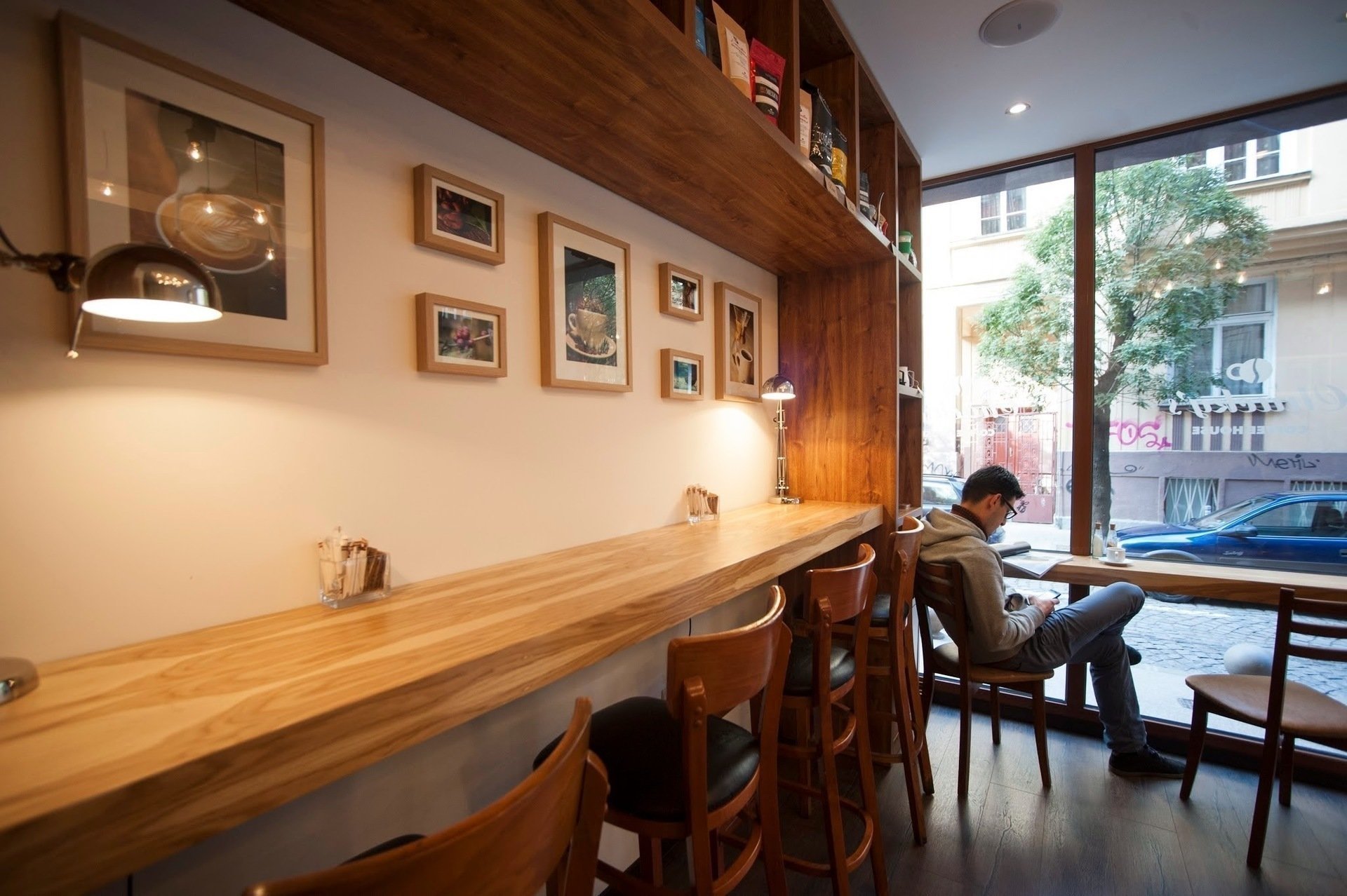 <span class="translation_missing" title="translation missing: en.meta.location_title, location_name: Chucky&#39;s Coffee House, city: Sofia">Location Title</span>