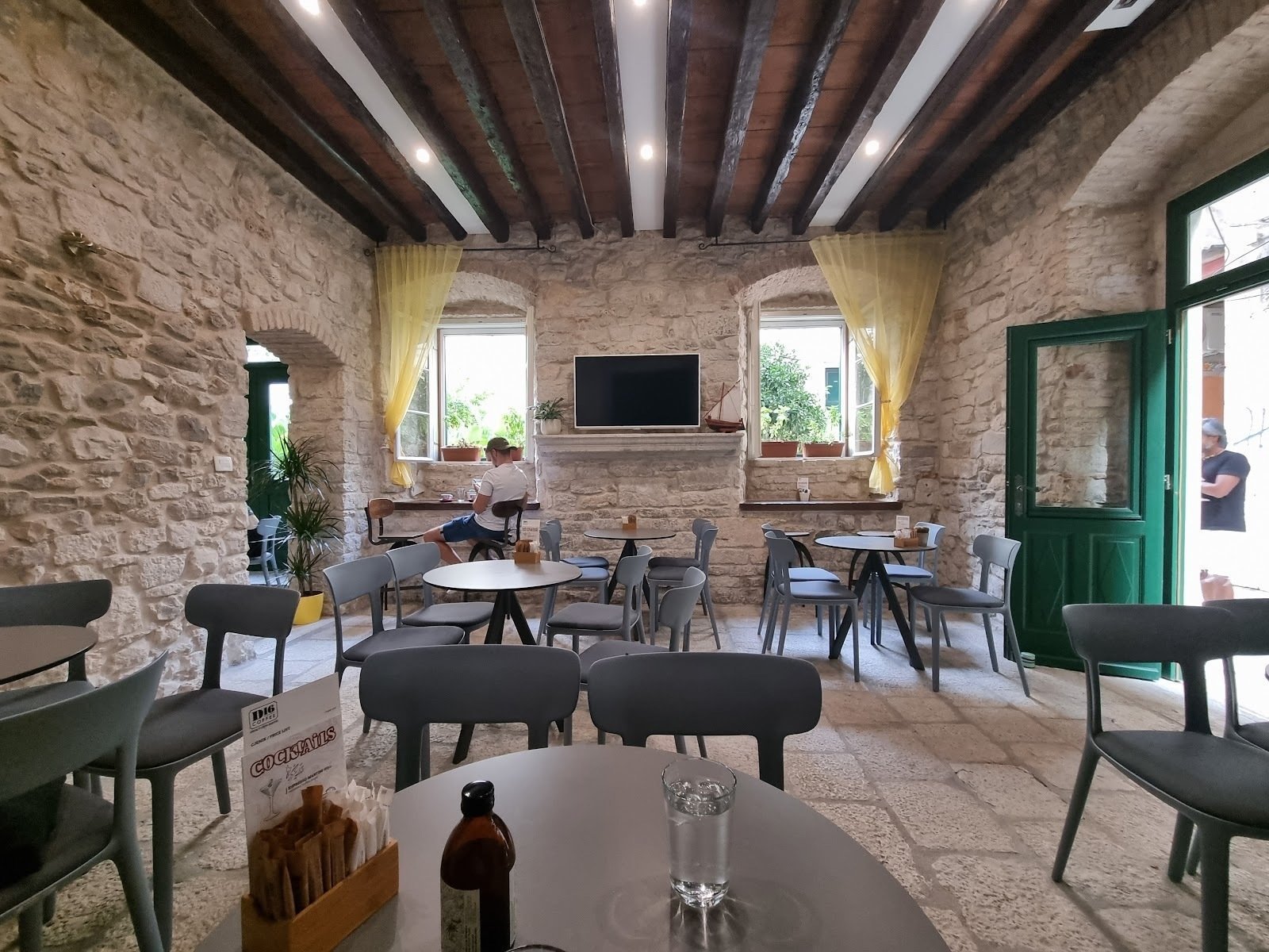 <span class="translation_missing" title="translation missing: en.meta.location_title, location_name: D16 Coffee, city: Split">Location Title</span>