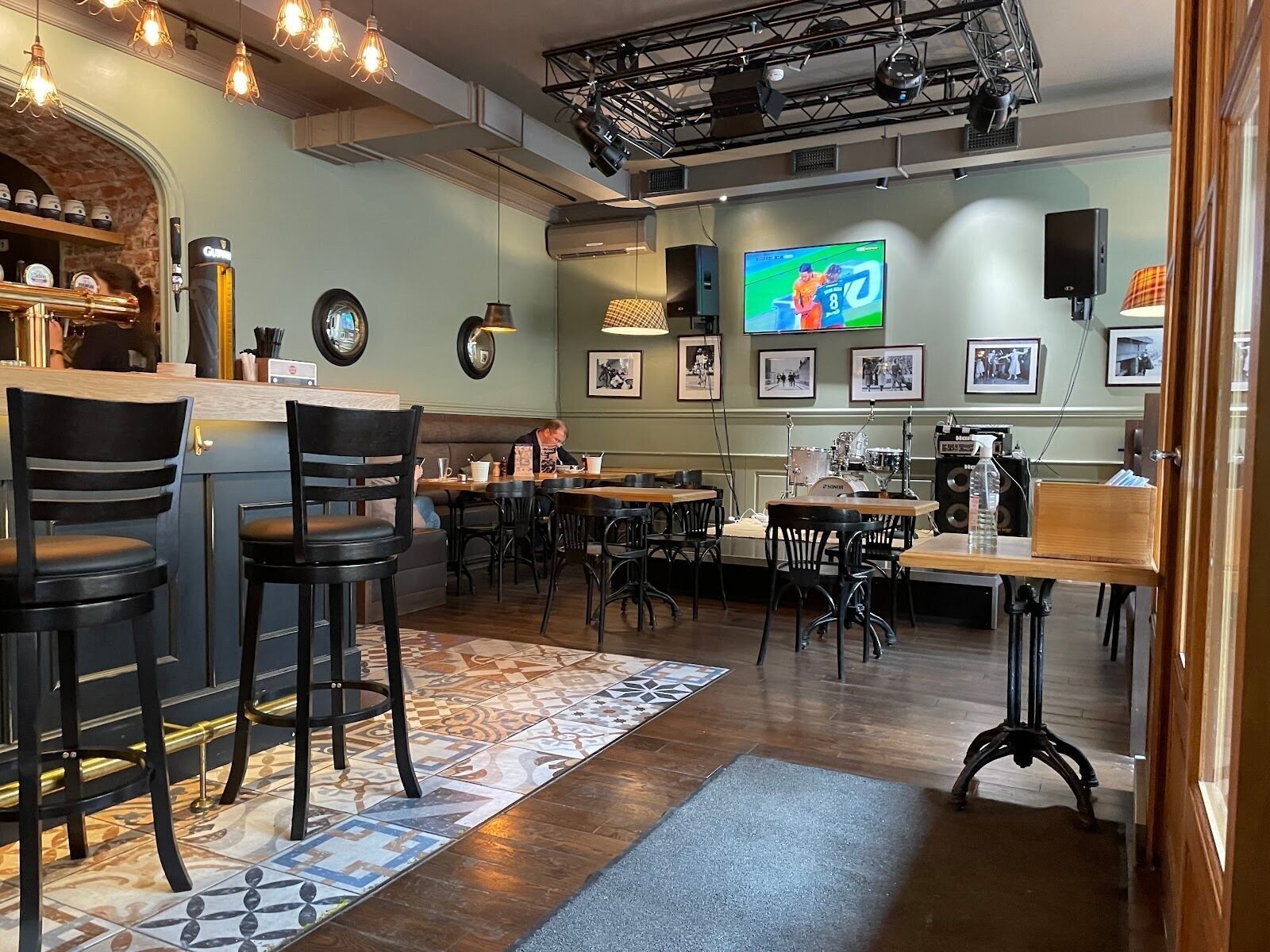 <span class="translation_missing" title="translation missing: en.meta.location_title, location_name: Tweed&amp;Eat, city: St Petersburg">Location Title</span>